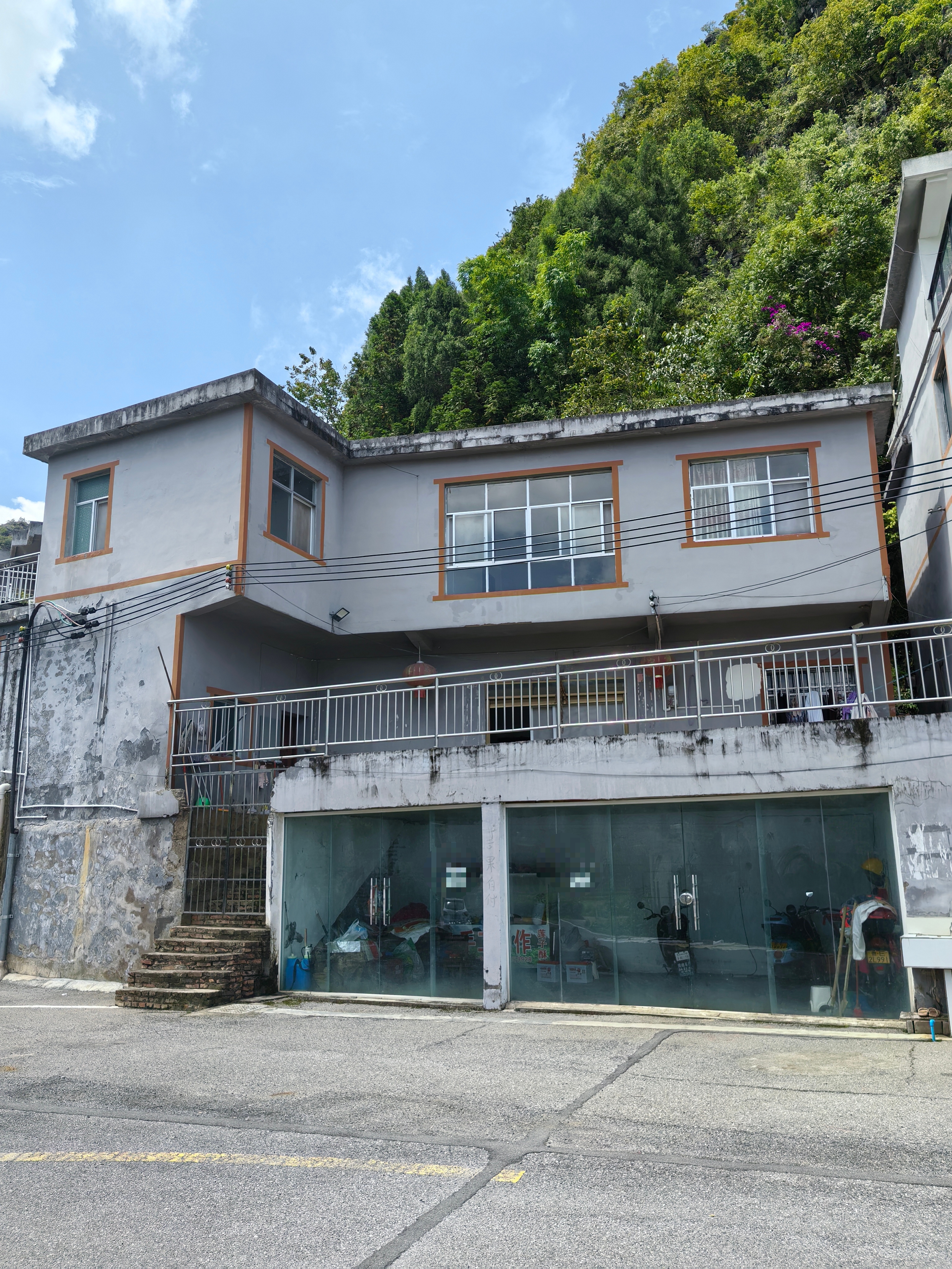 万峰林自有房屋出租----（带负1楼停车区）