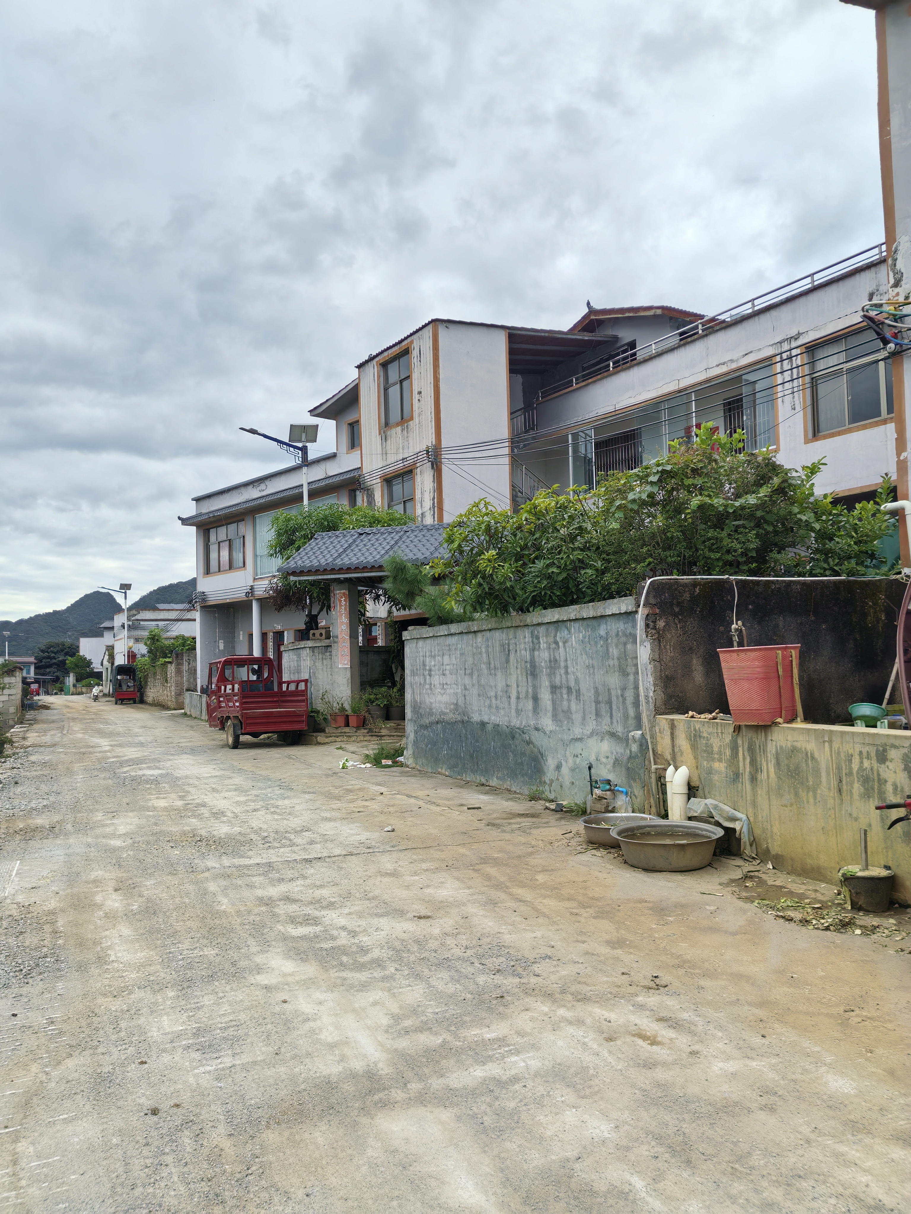 万峰林自有房屋出租----（带后院有5间老瓦房可改造）
